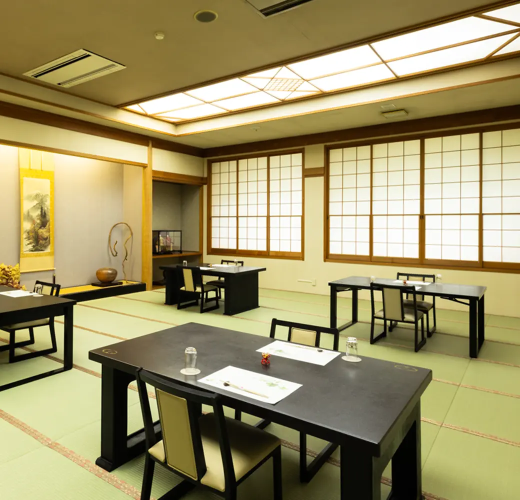 [大広間] 賑やかに会話とお食事を楽しむ